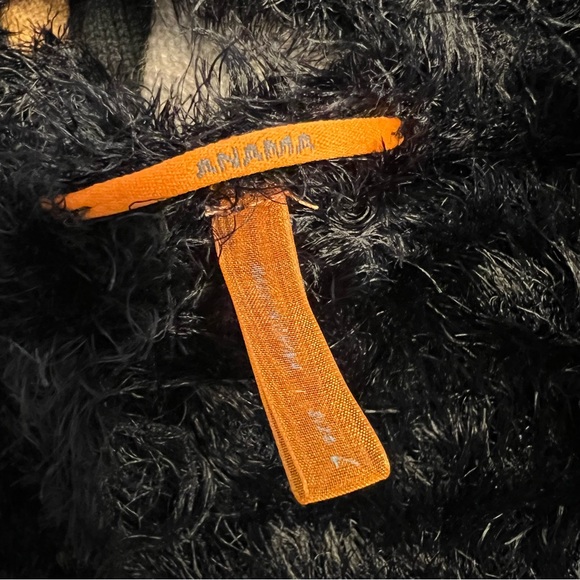 Anama Plush Sweater - Picture 4 of 5